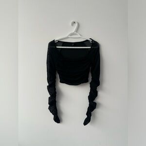 Crop top noir en tuile, manche longue / Black tile crop top, long sleeve
